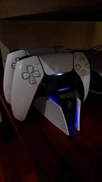 Зарядка для джойстика PlayStation 5 Honcam зарядная Док Станция для геймпада PS5 DualSense на 2 геймпада с подсветкой Белая фото от покупателей 10