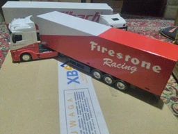 Металлическая модель грузовика Bburago Mercedes-Benz Actros Gigaspace 1:43 (4893993002856) фото от покупателей 2