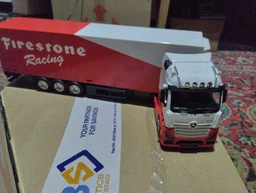 Металлическая модель грузовика Bburago Mercedes-Benz Actros Gigaspace 1:43 (4893993002856) фото от покупателей 1