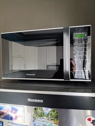 Микроволновая печь Panasonic, объемом 25 литров, мощностью 900 Вт, с дисплеем и кнопкой открывания, белая (629808)