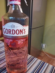 Алкогольный напиток на основе джина Gordon's Premium Pink 0.7 л 37.5% (5000289929417)