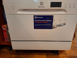 Посудомийна машина ELECTROLUX ESF2400OH