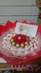 Букет из конфет Raffaello и Ferrero Rocher красный (b28002)