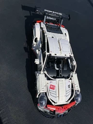 Конструктор автомобіля Porsche 911 RSR на 1580 деталей в масштабі 1:10 з двигуном, LED підсвіткою і пультом дистанційного управління фото від покупців 15