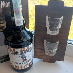Алкогольный напиток на основе Карибского рома Captain Morgan Spiced Black 0.7 л 40% + 2 чарки (4820178650533_G) фото от покупателей 8