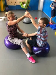 М'яч для фітнесу EasyFit 85 см фіолетовий (фітбол, гімнастичний м'яч для вагітних) EF85V фото від покупців 2