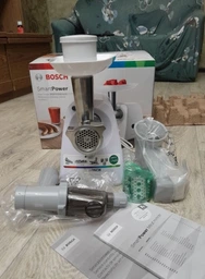 Мясорубка Bosch MFW2517W с насадкой соковыжималкой фото от покупателей 3
