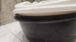 Туалет для кішок глибокий овальний з сіткою + лопатка Lucky Pet Модерн 45x30x15 см Бежево-коричневий (4820268554321) фото від покупців 4