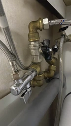 Колено сложное Sanibud 50х90º с левым отводом 32 мм