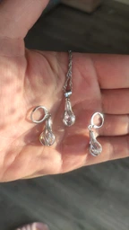 Женский комплект украшений Cristal серьги и цепочка с кулоном со вставками из белого камня, серебристый с белым "G" (102970643)