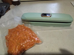 Вакуумный упаковщик для дома кухни Vacuum Sealer 01 вакууматор для еды продуктов питания сухих и влажных овощей и мяса прибор для упаковки пищи вакуумные упаковщики + комплект гофрированные пакеты 10 шт черный фото от покупателей 7