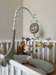 Музыкальный мобиль на кроватку с проекцией весёлых зверят Sleepy Pingvi, ночник, проектор и пульт управления, бежевый фото от покупателей 2