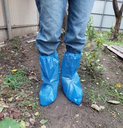 Бахилы высокие одноразовые полиэтиленовые с резинкой, водонепроницаемые защитные нестерильные бахилы-чехлы на обувь универсального размера, для хозяйства, производства и быта, 1 пара Синие, P-57 фото от покупателей 1