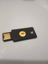 Ключ безпеки Security Key NFC by Yubico фото от покупателей 1