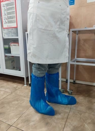 Бахилы высокие одноразовые полиэтиленовые с резинкой, водонепроницаемые защитные бахил-чехлы на обувь нестерильные для производства, хозяйства, клининга и быта, универсальный размер, 1 пара Синие, P-57
