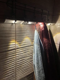 Світильник акумуляторний підвісний на магнітах 50см з датчиком руху Cabinet light Білий фото від покупців 3
