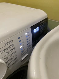 Стиральная машина Electrolux серии PerfectCare 600 EW6S406WU, фронтальная, узкая, 6 кг, 1000, A+++, 38 см, дисплей, белый фото от покупателей 2