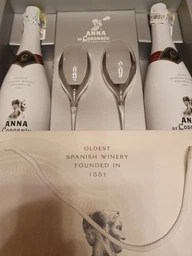 Набір із двох пляшок ігристих вин Anna de Codorniu Blanc de Blancs Brut білий брют 0.75 л 11.5% х 2 шт. у подарунковій упаковці + 2 келихи (8410013018183)