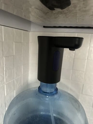 Автоматическая помпа для воды электрическая на бутыль VMHouse портативный насос для воды диспенсер на аккумуляторе белый (0035-0001) фото от покупателей 6