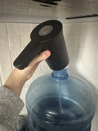 Автоматическая помпа для воды электрическая на бутыль VMHouse портативный насос для воды диспенсер на аккумуляторе белый (0035-0001) фото от покупателей 4
