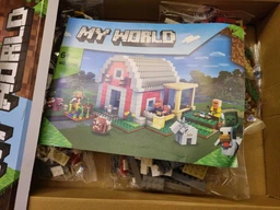 Дитячий конструктор Minecraft червоний амбар ферма 807 деталей з кубиками фігурками тварин та героїв будиночок дерева вода аксесуари ігрова розвиваюча іграшка для хлопчиків і дівчаток OnePro 73440