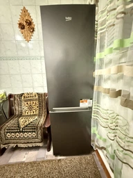 Холодильник з морозильною камерою Beko RCNA305K40XBRN