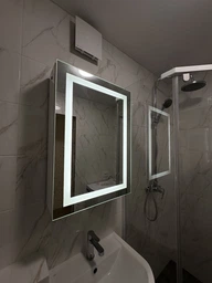 Зеркальный шкаф ШК1 с LED подсветкой на двери 500х700х160 мм открытие слева
