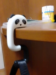 Милий підвісний G-подібний гачок для сумки/рюкзака White Panda пластиковий складний утримувач - органайзер на стіл/в шафу, білий з чорним (99306977) фото від покупців 1