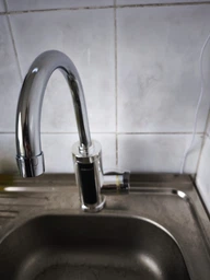 Проточный водонагреватель электрический 3000Вт 220В с мгновенным нагревом воды, кран-смеситель с индикатором температуры и нижним подключением, компактный бойлер для кухни и ванной Белый, RX-011-White фото от покупателей 8