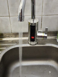 Проточный водонагреватель электрический 3000Вт 220В с мгновенным нагревом воды, кран-смеситель с индикатором температуры и нижним подключением, компактный бойлер для кухни и ванной Белый, RX-011-White фото от покупателей 5