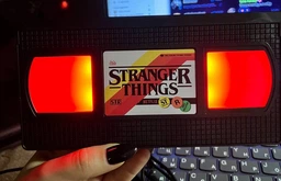 Лампа Paladone Stranger Things VHS Logo (5055964791308) фото от покупателей 1
