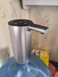 Электрическая помпа для воды аккумуляторная с usb кабелем с автоматическим набором для бутылей разного объема и бескапельной системой автоматический насос диспенсер на бутыль с индикатором заряда для дома и офиса серебряная фото от покупателей 1