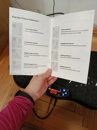 Виброплатформа тренировочная с пультом и эспандерами, вибрационный фитнес-тренажер для похудения и укрепления мышц с дисплеем, Bluetooth и массажной противоскользящей поверхностью, 5 программ Красный с черным, TSVP-1-Red фото от покупателей 2
