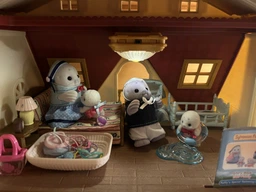 Набор фигурок Epoch Sylvanian Семья тюленей 8 cm взрослые 4 cm дети (5054131057599)