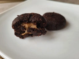 Печенье безглютеновое MonLasa Brownie Salted Caramel Cookies Брауни с соленой карамелью 120 г (5060140293019) фото от покупателей 2