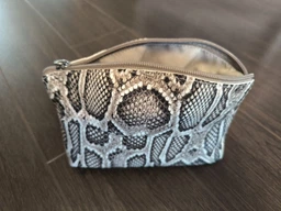 Косметичка жіноча з натуральної шкіри ARTiS Bags 1233 4929-301 сіра на блискавці фото від покупців 3