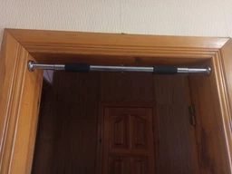 Турник дверной для подтягиваний EasyFit 62-100 см раздвижной распорный для дома в проем EF-1633-2/100 Хромированный (56002039) фото от покупателей 2