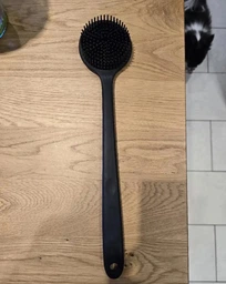 Двостороння масажна щітка - мочалка для тіла 2в1 Brosse скрабуюча губка для душу з щетиною і довгою ручкою, 37.5х8.3 см, чорний "Т" (100360527) фото від покупців 5