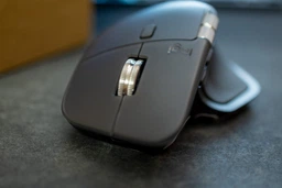 Мышь Logitech MX Master 4 Performance Wireless/Bluetooth Pale Grey (910-007563) фото от покупателей 9