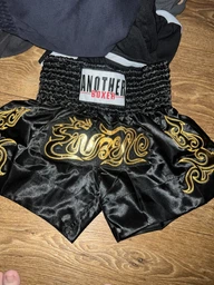 Шорти для тайского боксу та кікбоксингу Another Boxing розмір M, ріст 150-165 см, чорні з золотим (TSH-04-M)