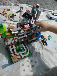 Дитячий конструктор Minecraft Гірська печера гра майнкрафт з LED підсвіткою ігровий набір з кубиків блоків фігурок тварин 587 деталей з печерою деревами лавою водою факелами та аксесуарами розвиваючий подарунок для творчості хлопчиків та дівчаток 66334 фото від покупців 1
