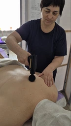 Перкуссионный массажный пистолет для тела Massage Gun вибромассажер для мышц красный фото от покупателей 13