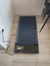 Компактна електрична бігова доріжка Walking Pad для дому з навантаженням до 100 кг без поручнів, ультратонкий тренажер для ходьби та бігу 1–6 км/год з LED дисплеєм та 12 програмами Чорна, VEN-1430 фото від покупців 1