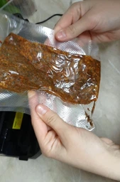 Вакууматор для запаювання продуктів та їжі у вакуумні пакети побутовий вакуумний пакувальник на кухню фото від покупців 4
