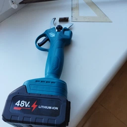 Секатор электрический аккумуляторный 48V Li-Ion с 2 аккумуляторами в кейсе, портативные садовые ножницы для обрезки веток до 30 мм, электросекатор для кустов, плодовых деревьев и винограда Синий, SDT-824-Blue фото от покупателей 8