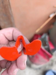 Окуляри для великих птахів, кур та півнів пластикові, з отвором 15 мм, червоного кольору, набір 20 шт фото від покупців 1