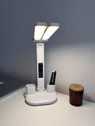 Лампа настольная светодиодная с LED-дисплеем и часами, складной аккумуляторный светильник для чтения и обучения с регулировкой яркости, 3 режимами света и подставкой органайзером, для офиса и дома, SLV-26-White фото от покупателей 3