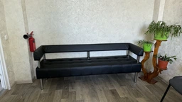 Офісний диван з підлокітниками AVVS для очікування/приймальної 120 см з прошивкою жовтий