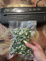 Вакууматор для запаювання продуктів та їжі у вакуумні пакети побутовий вакуумний пакувальник на кухню фото від покупців 2