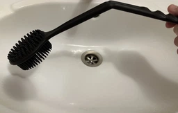 Двостороння масажна щітка - мочалка для тіла 2в1 Brosse скрабуюча губка для душу з щетиною і довгою ручкою, 37.5х8.3 см, чорний "Т" (100360527) фото від покупців 2